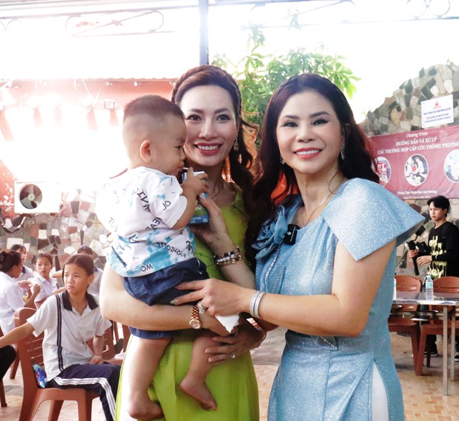 Hoa Hậu Diễm Giang Gieo Yêu Thương tại mái ấm Huỳnh Tiểu Hương