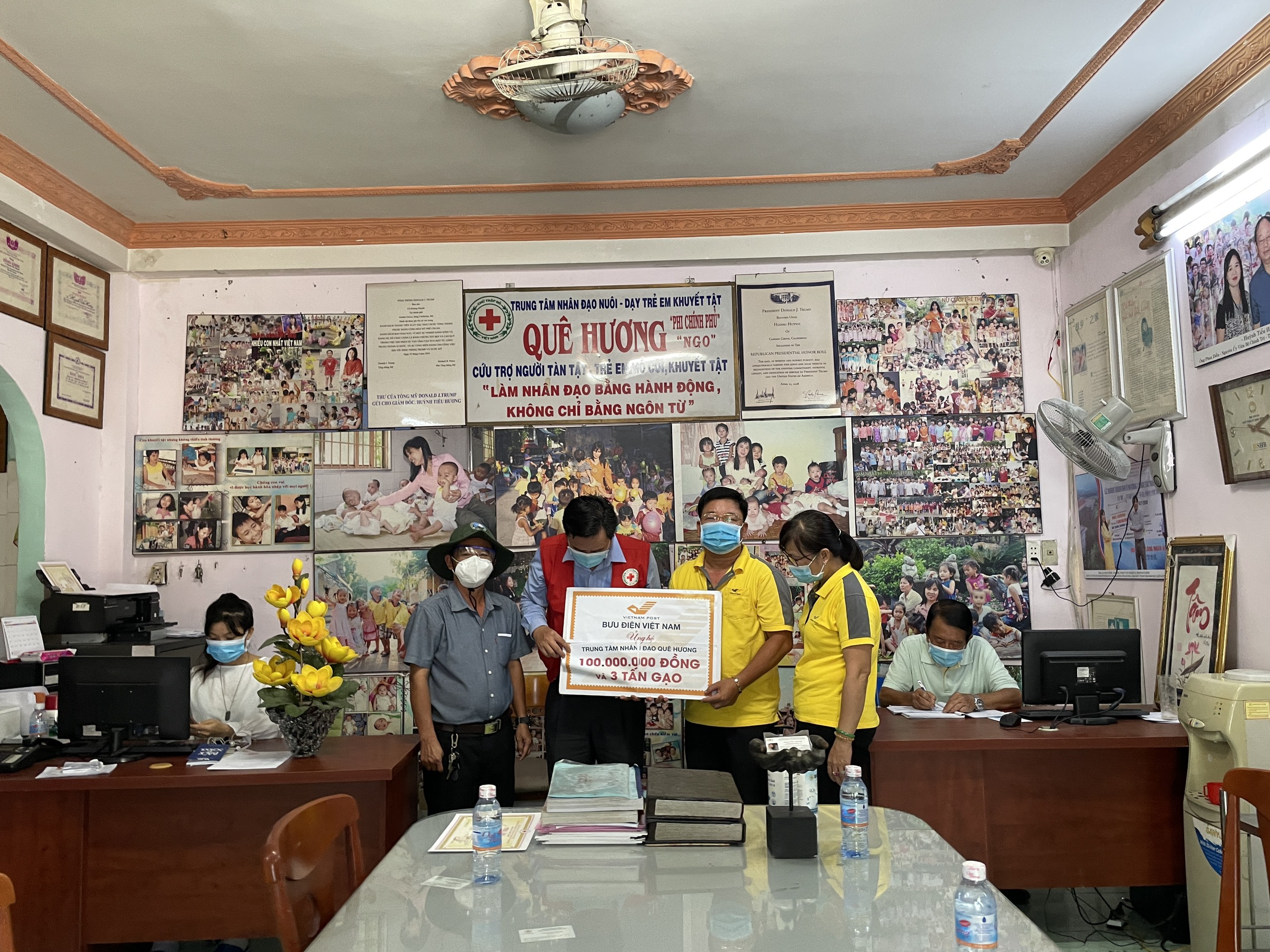Bưu Điện Việt Nam Thăm và Tặng Quà Cho Trẻ Cô Nhi