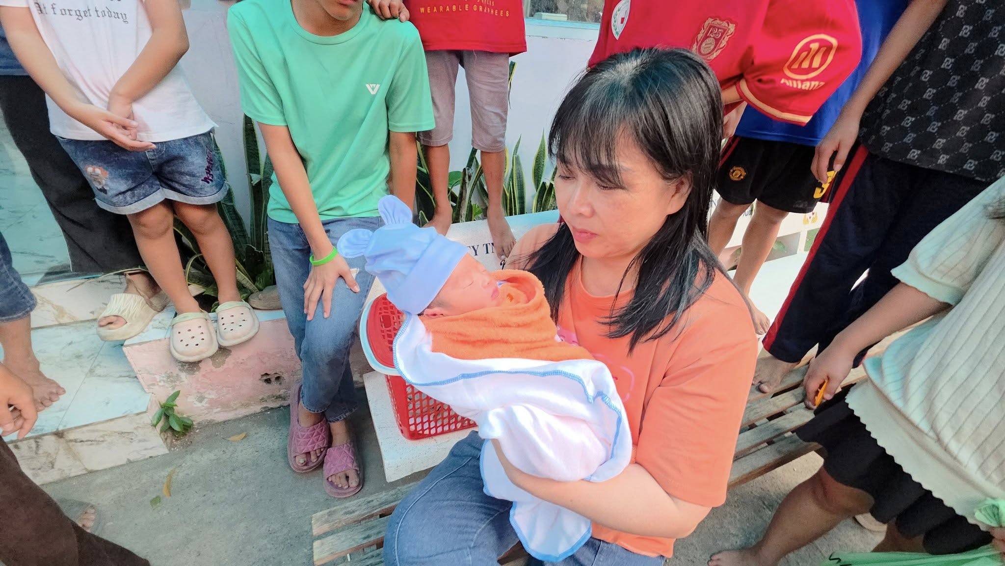 Cần Giúp Đỡ Gấp: Bé Sơ Sinh Bị Bỏ Rơi Trước Cổng Mái Ấm Huỳnh Tiểu Hương