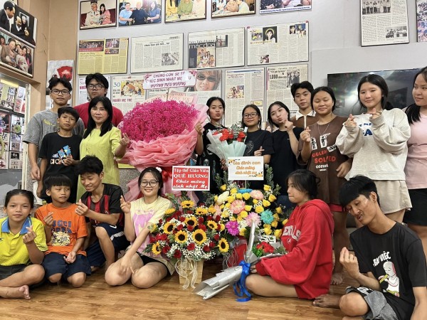 345 Trẻ cô nhi chúc mừng sinh nhật mẹ Huỳnh Tiểu Hương