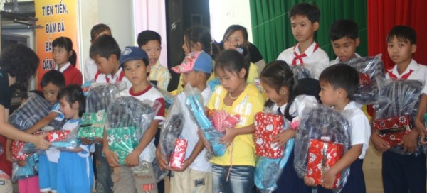 Từ thiện - Huỳnh Tiểu Hương - VFTV - MC Trong Tháng